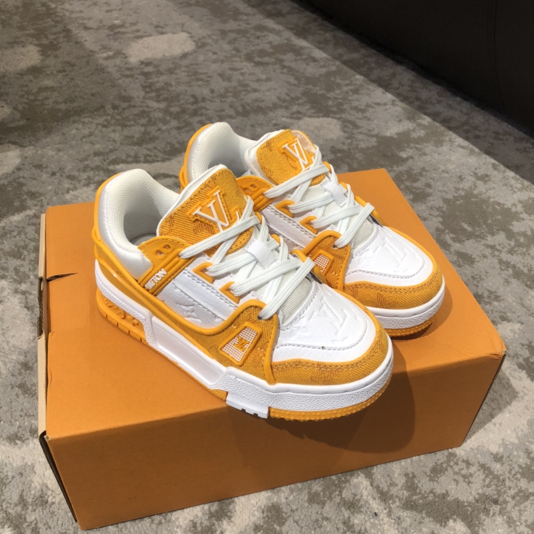 Children's shoes child